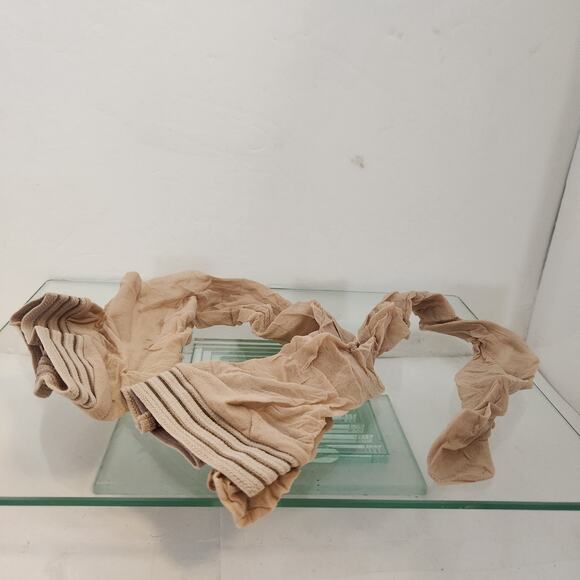 Vintage NIP Famous Makers Day sheer Thigh Hi Nude - Picture 4 of 4